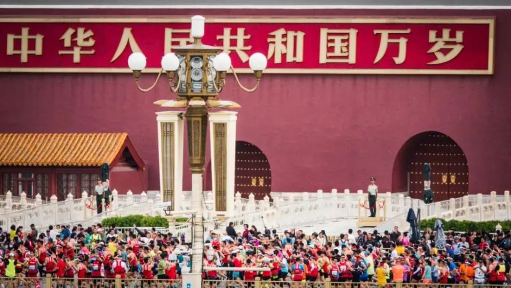 一天，郭天助(曾志伟饰)、李永祥(陈小春饰)、徐娇(杜汶泽饰)及洪国波(贾宗超饰) 四人俄然不谋而合分开工作岗亭，换上他们尽少穿戴的玄色西装，搭上绝不起眼的通俗的士，筹办进行一项神秘步履：14小时的“偷食”步履。本来他们的妻子或情人——一众太太连合伴到泰国拜佛，因此取得完全自由的14小时。他们谨慎筹谋，摆设一切，务求不会华侈时候。如期动身后，步履却不测频生、处处碰鼻，年夜家起头思疑不测并不是偶尔，而是有人黑暗粉碎，乃至思疑四人中有告发者存在。与此同时，一辆神秘车子更是一向跟踪着他们。本来四人的太太女友俄然折返，筹算联手截击他们的“偷食”步履。 “偷食”步履可否如期进行，又将若何结束呢？